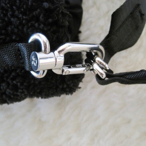 Lulu Lemon Crossbody Fleece Bucket Bag 2.5L - Picture 13 of 14